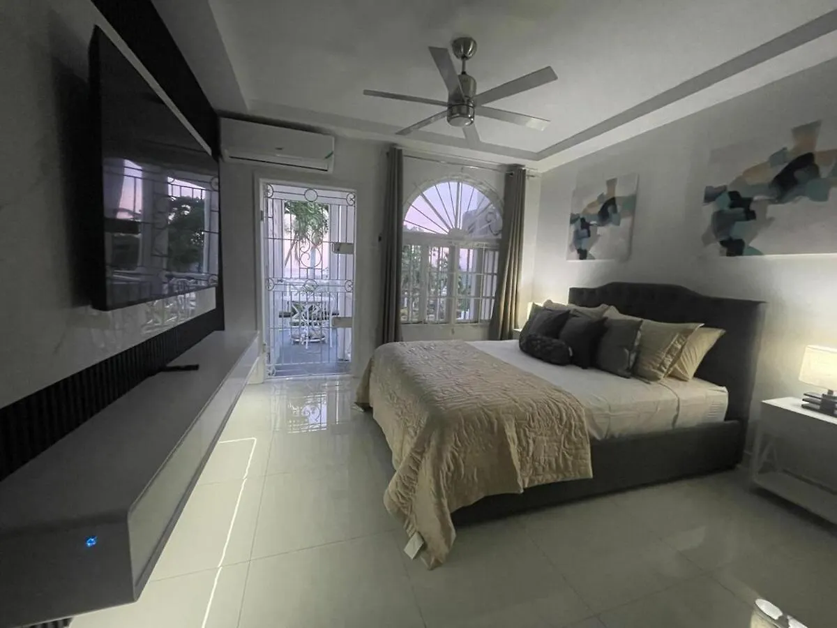 Tropical Escape Studio - 5 Min Walk To Ochi Beach & Nearby Hotspots Очо-Риос Апартаменты